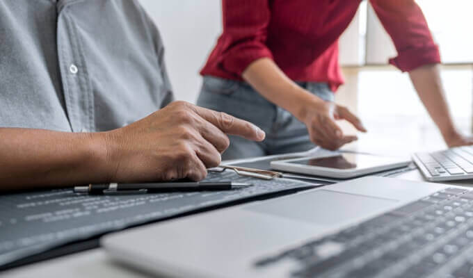 デザインやシステム構成を分析